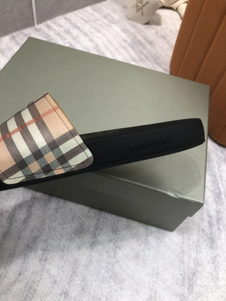 Compact Bxrbxrry Slippers 114974