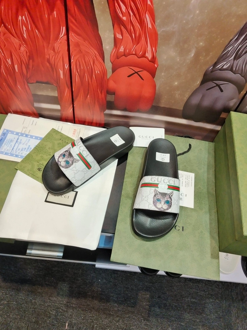 Versatile Gxccx Slippers 158348
