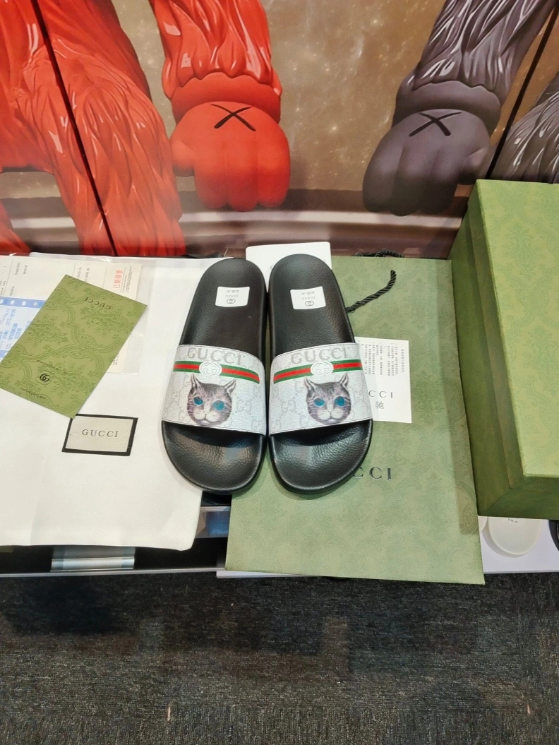Versatile Gxccx Slippers 158348