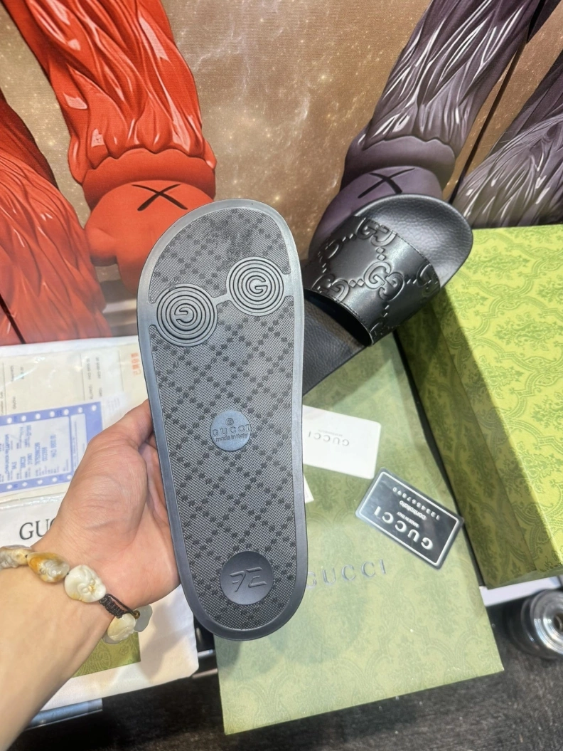 Resilient Gxccx Slippers 158081