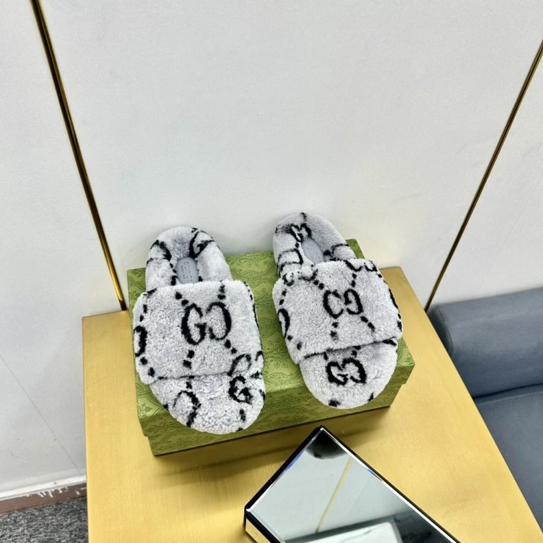 Resilient Gxccx Slippers 158072