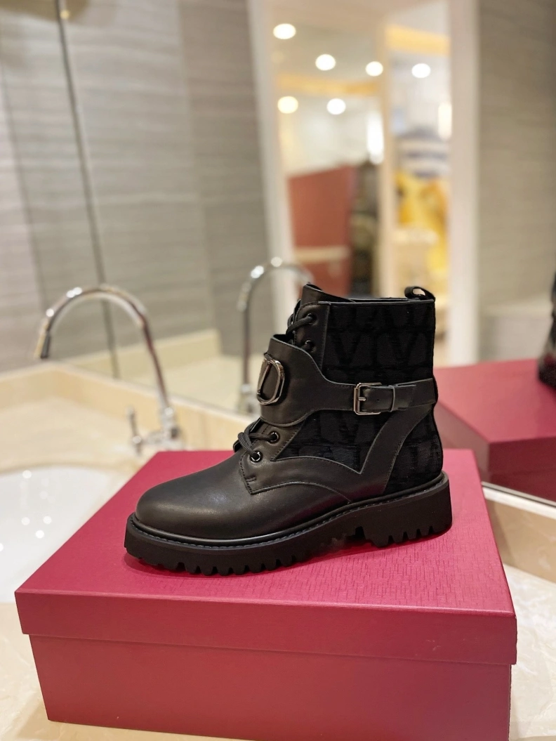 Versatile Vxlxntino Boots 230589