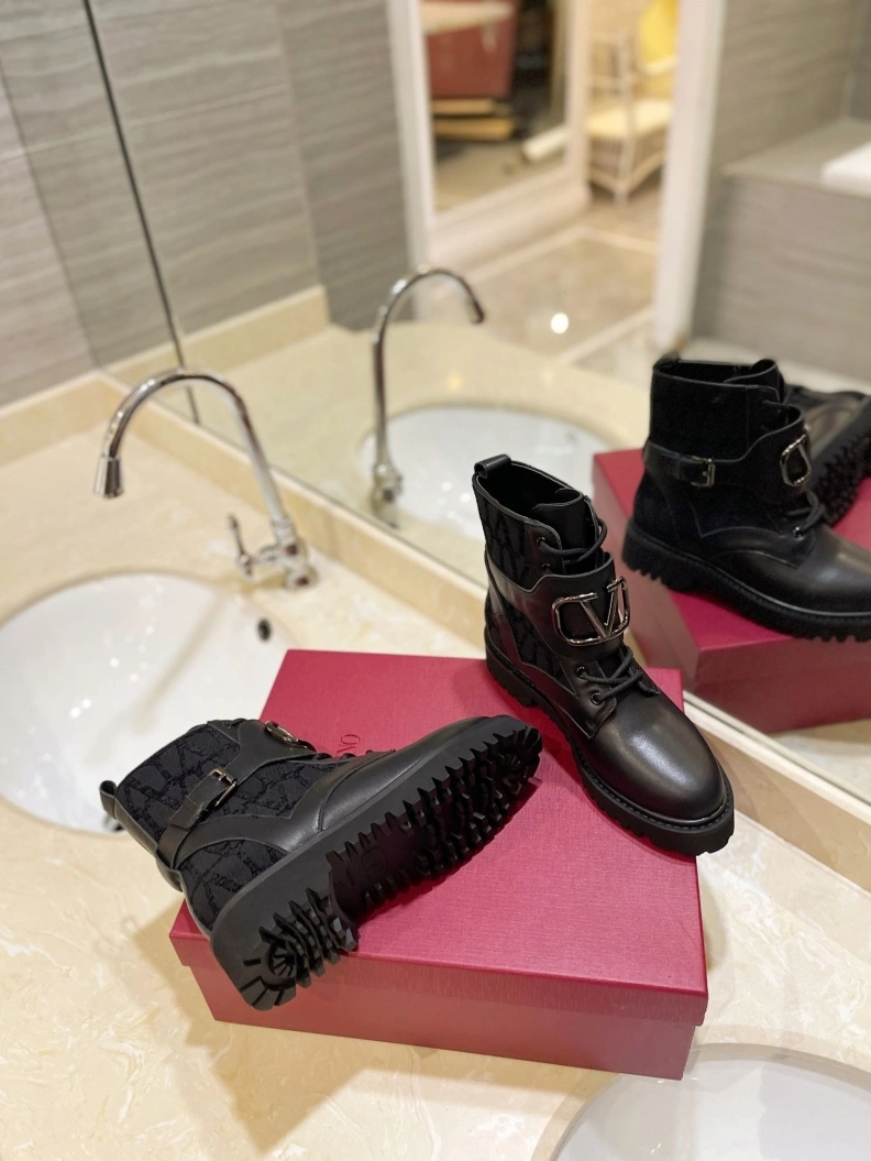 Versatile Vxlxntino Boots 230589