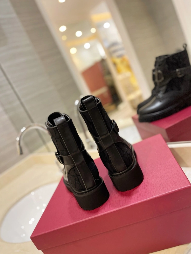 Versatile Vxlxntino Boots 230589