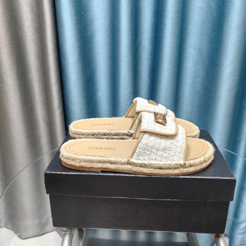 Sleek Chxnxl Slippers 123412