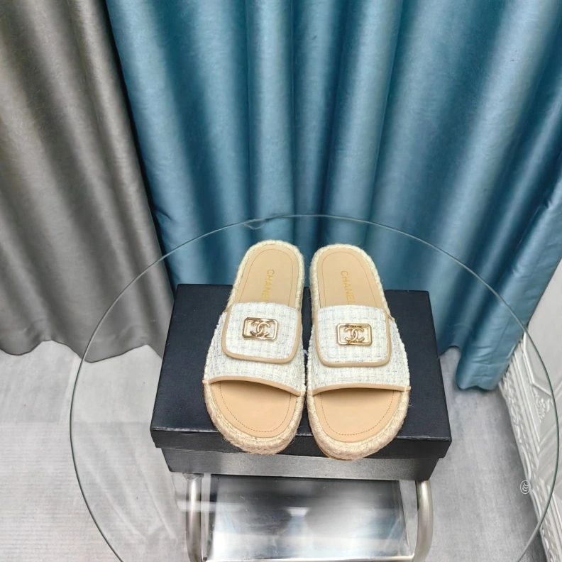 Sleek Chxnxl Slippers 123412