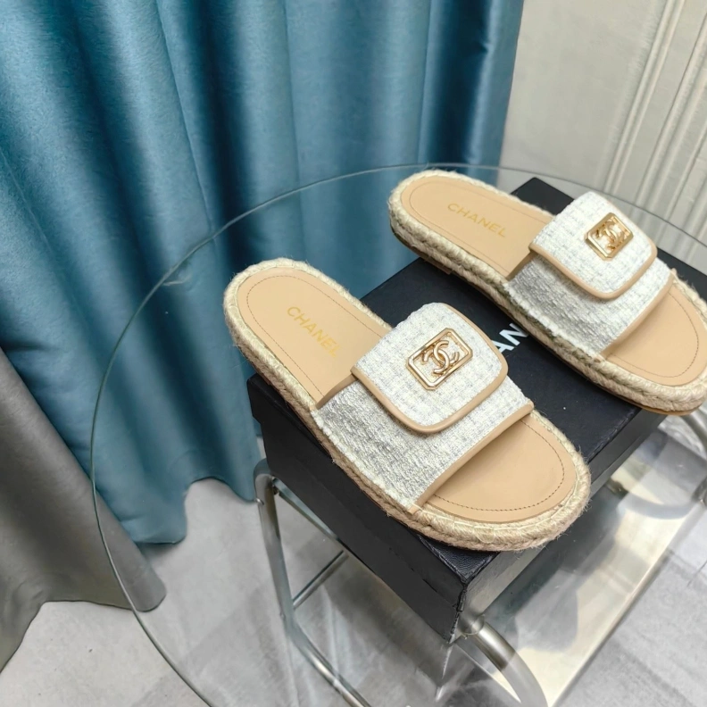 Sleek Chxnxl Slippers 123412