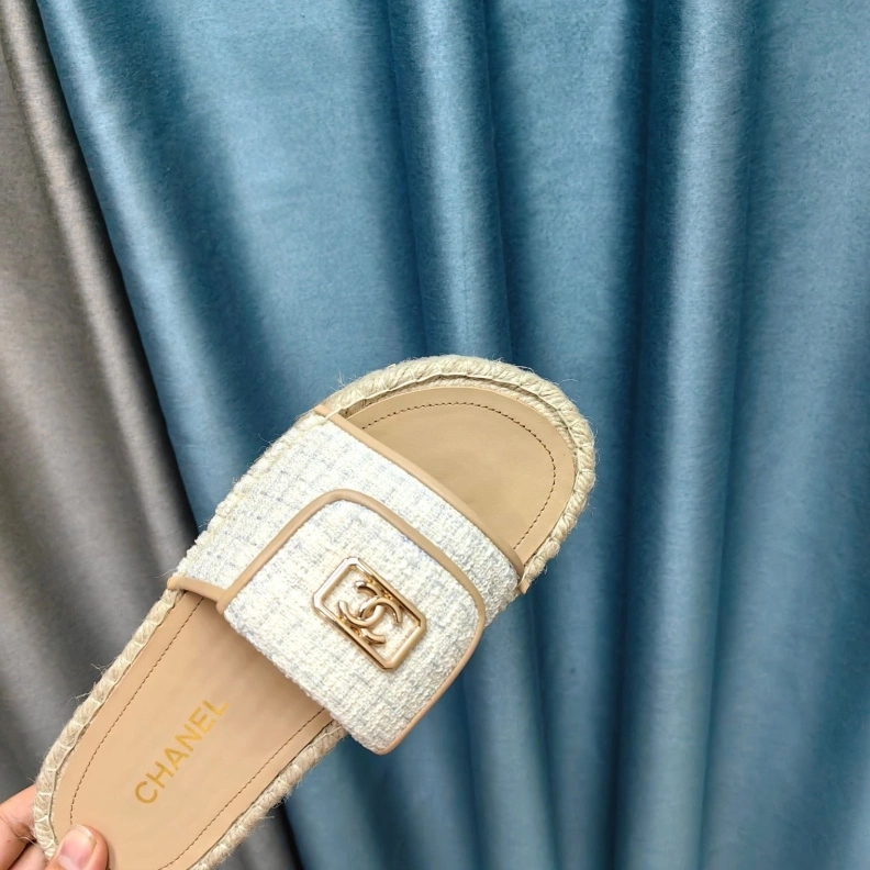 Sleek Chxnxl Slippers 123412