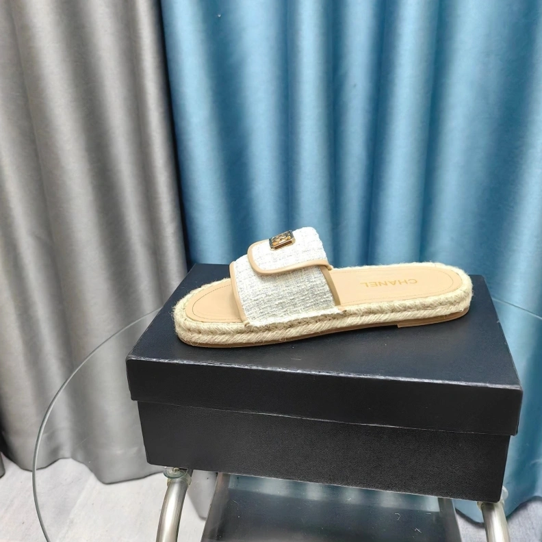 Sleek Chxnxl Slippers 123412