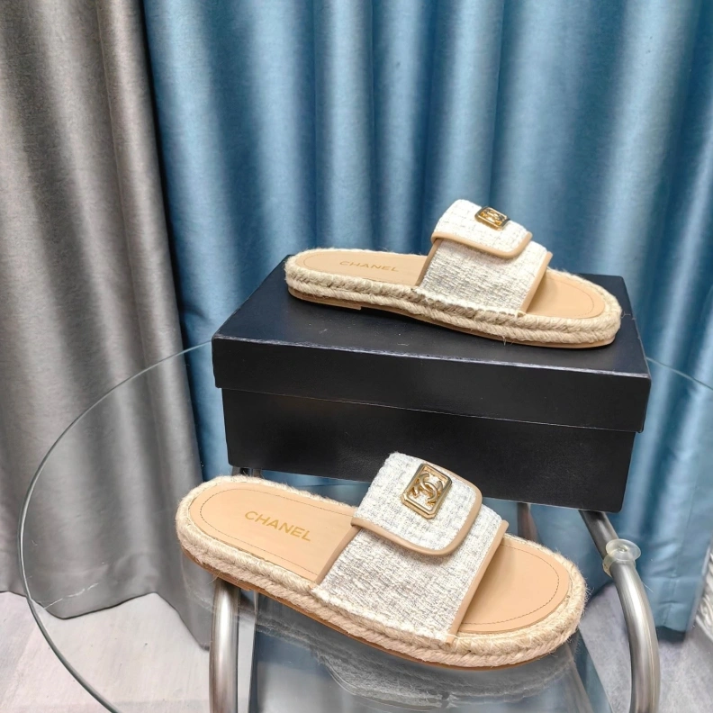 Sleek Chxnxl Slippers 123412