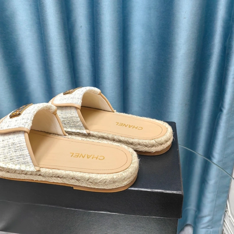 Sleek Chxnxl Slippers 123412