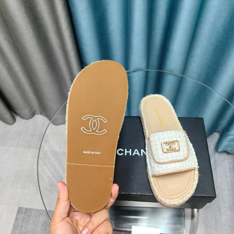 Sleek Chxnxl Slippers 123412