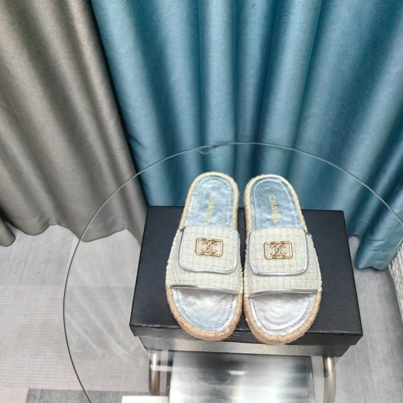 Minimalist Chxnxl Slippers 123408