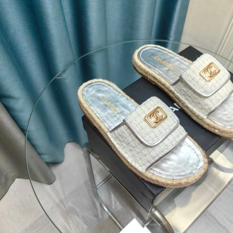 Minimalist Chxnxl Slippers 123408
