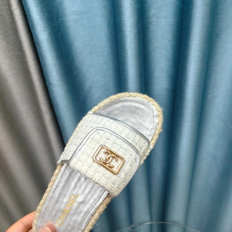 Minimalist Chxnxl Slippers 123408