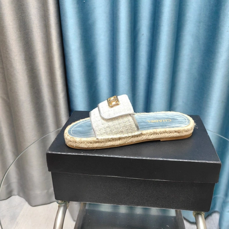 Minimalist Chxnxl Slippers 123408