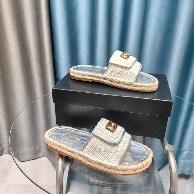 Minimalist Chxnxl Slippers 123408