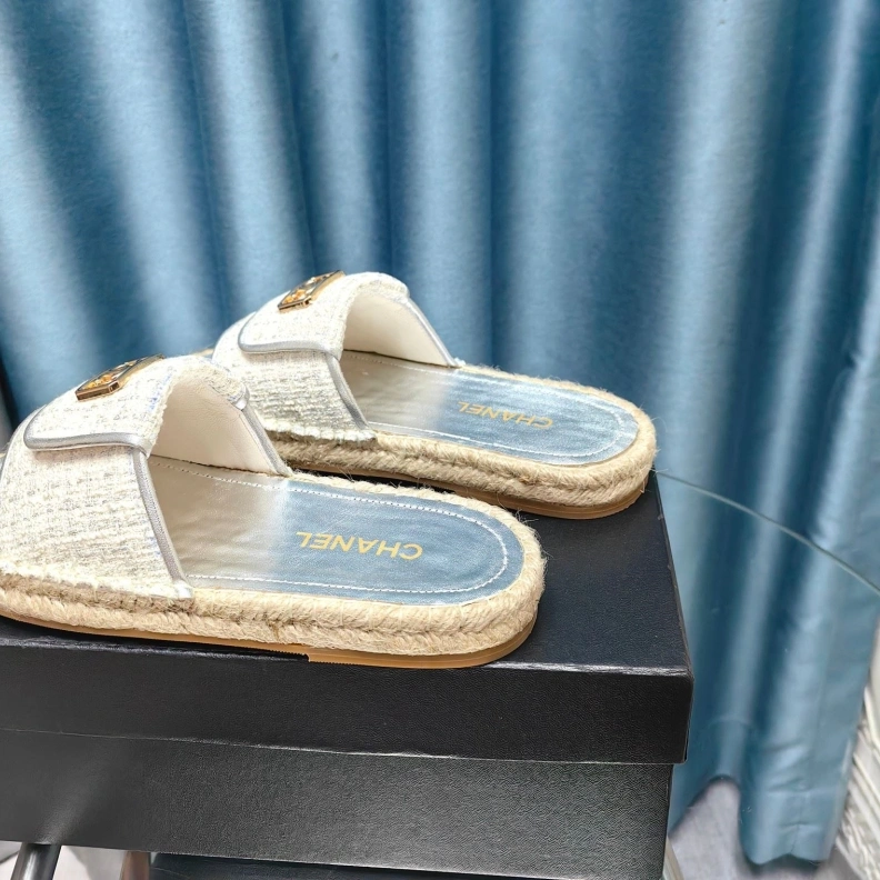 Minimalist Chxnxl Slippers 123408