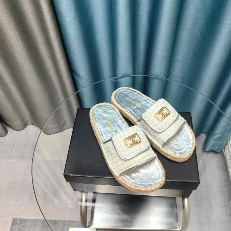 Minimalist Chxnxl Slippers 123408