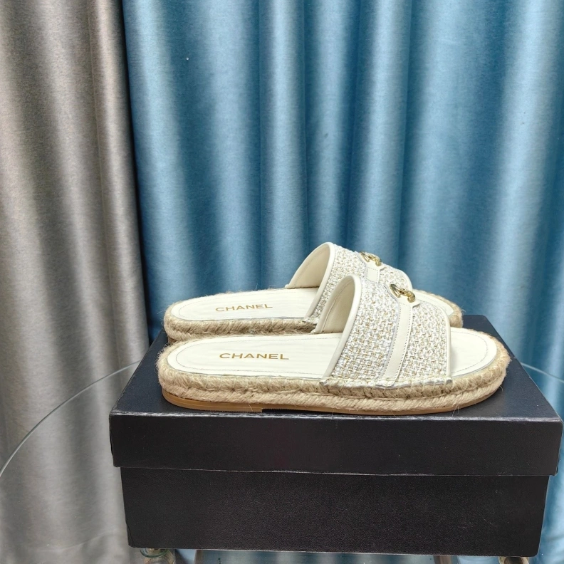 EyeCatching Chxnxl Slippers 123409