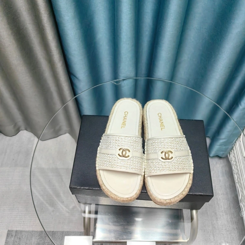 EyeCatching Chxnxl Slippers 123409