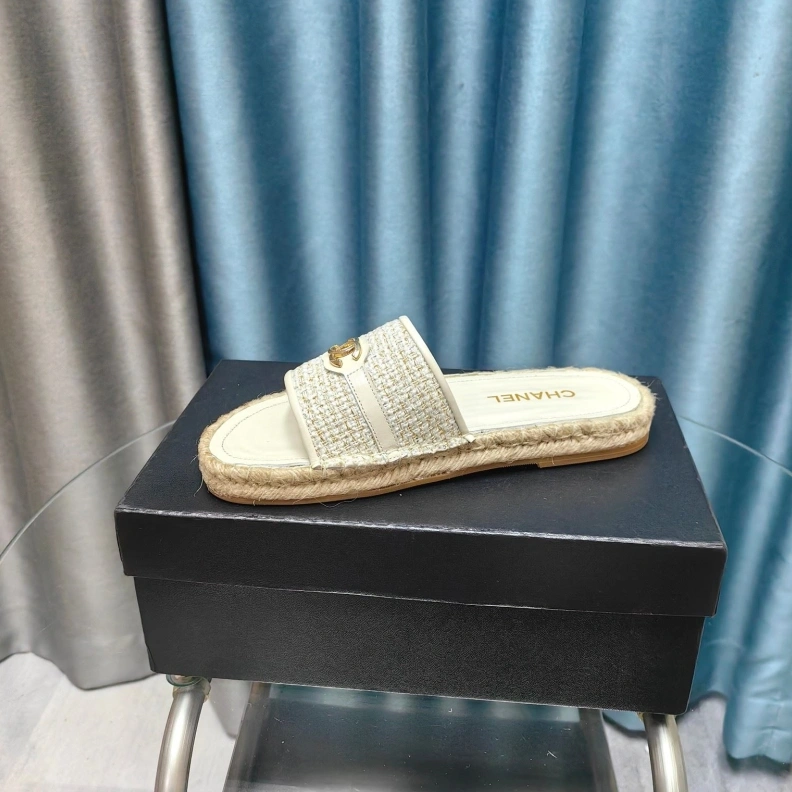 EyeCatching Chxnxl Slippers 123409