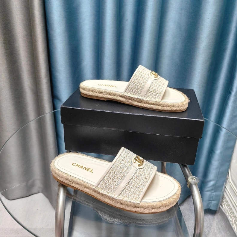 EyeCatching Chxnxl Slippers 123409