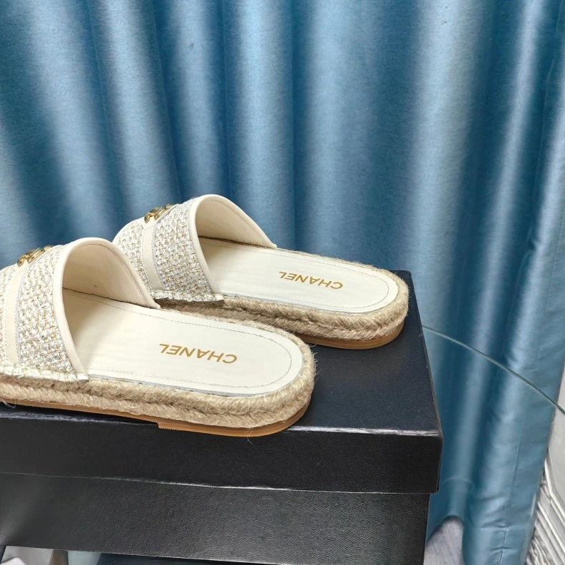 EyeCatching Chxnxl Slippers 123409