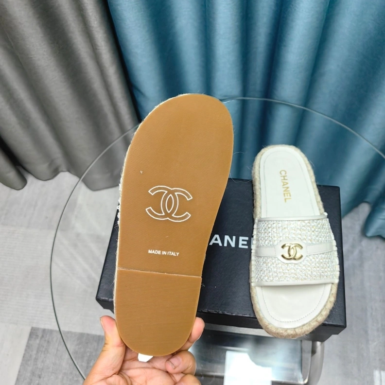 EyeCatching Chxnxl Slippers 123409