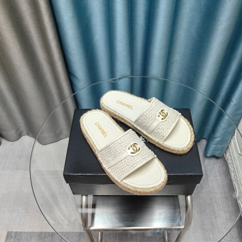 EyeCatching Chxnxl Slippers 123409