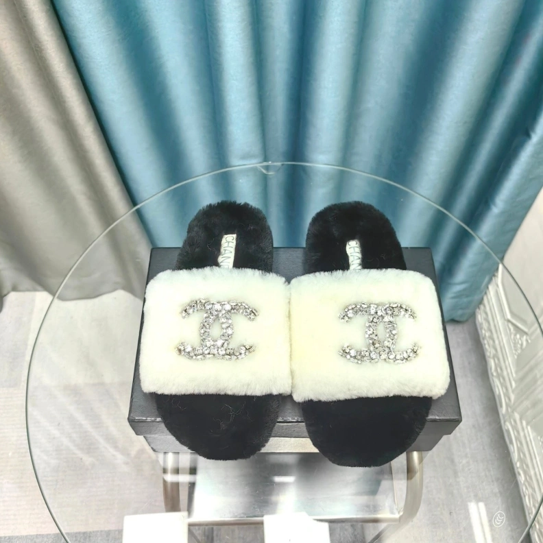 Stylish Chxnxl Slippers 123390