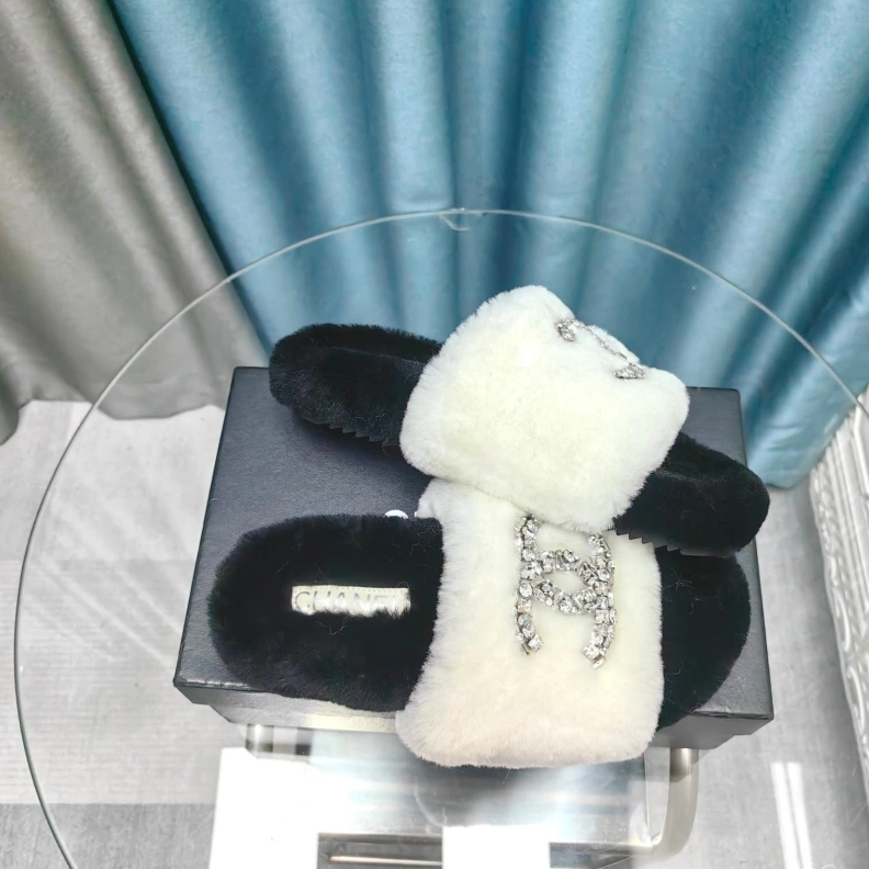 Stylish Chxnxl Slippers 123390