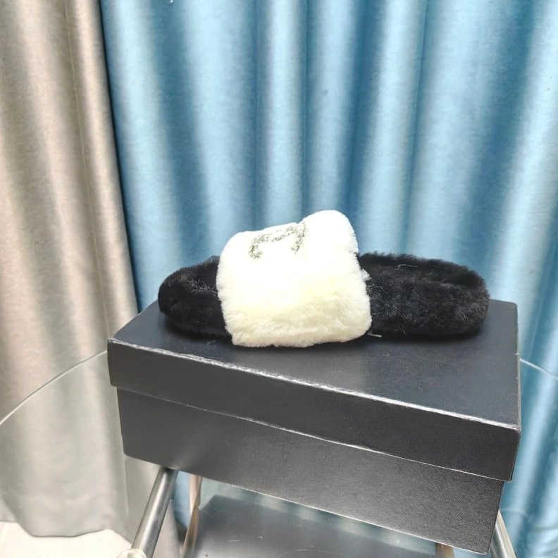Stylish Chxnxl Slippers 123390