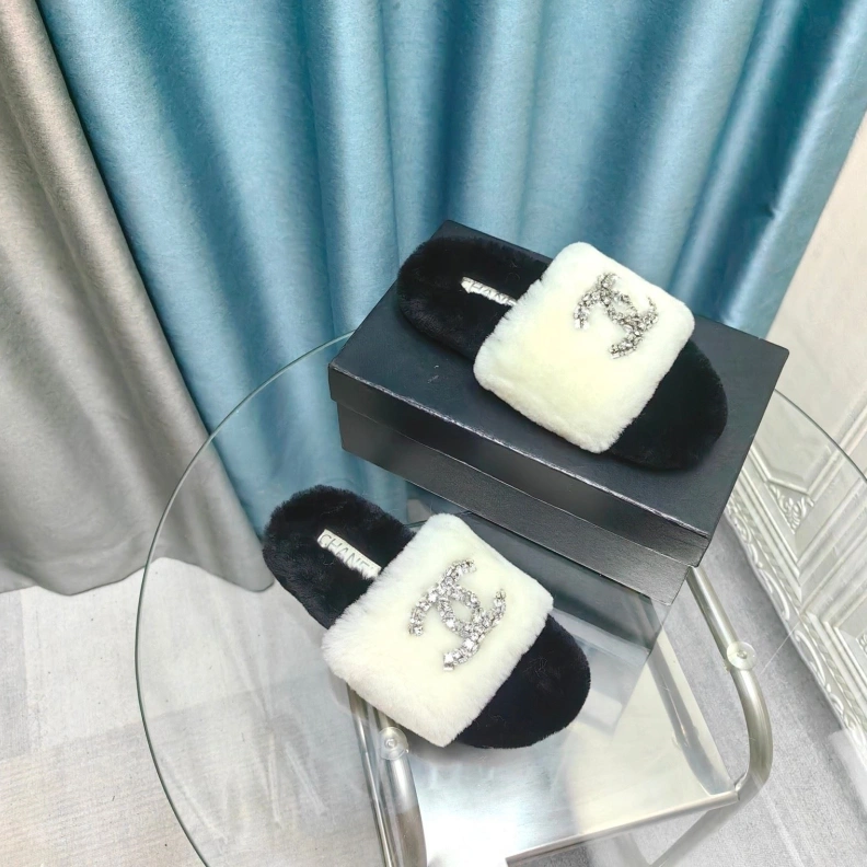 Stylish Chxnxl Slippers 123390