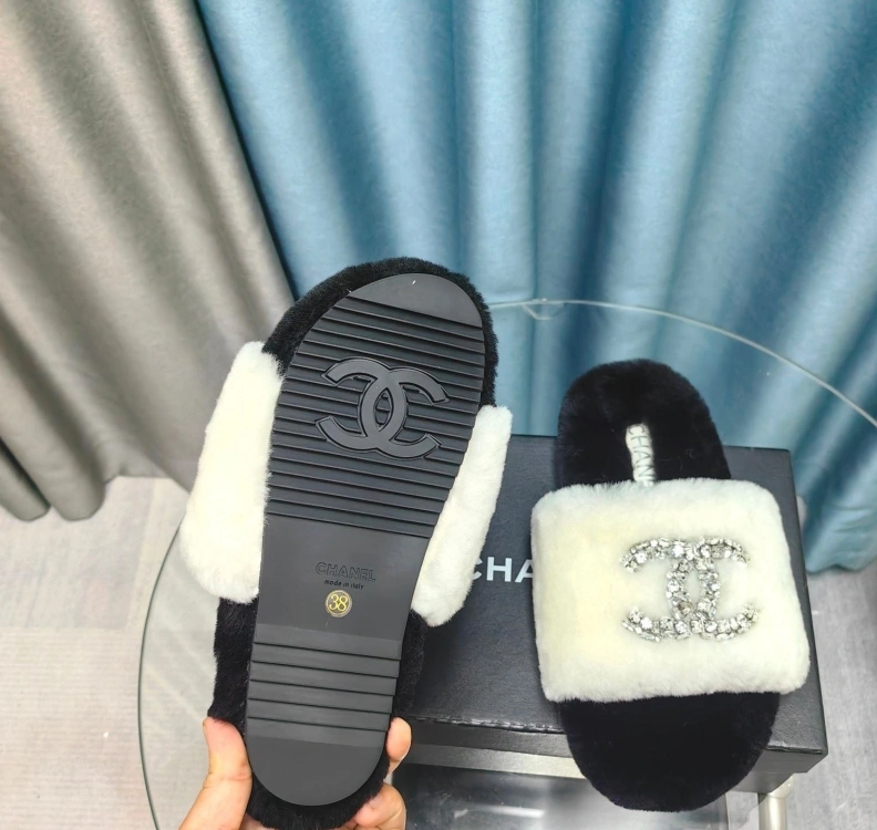 Stylish Chxnxl Slippers 123390