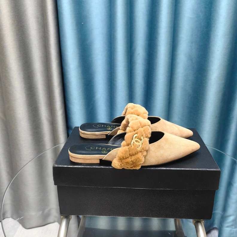 Versatile Chxnxl Slippers 123377