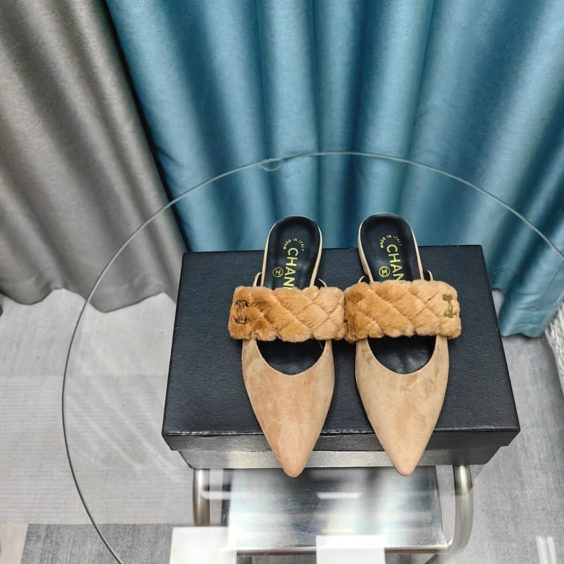 Versatile Chxnxl Slippers 123377