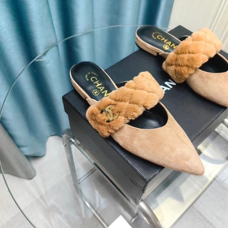 Versatile Chxnxl Slippers 123377