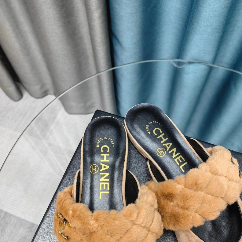 Versatile Chxnxl Slippers 123377