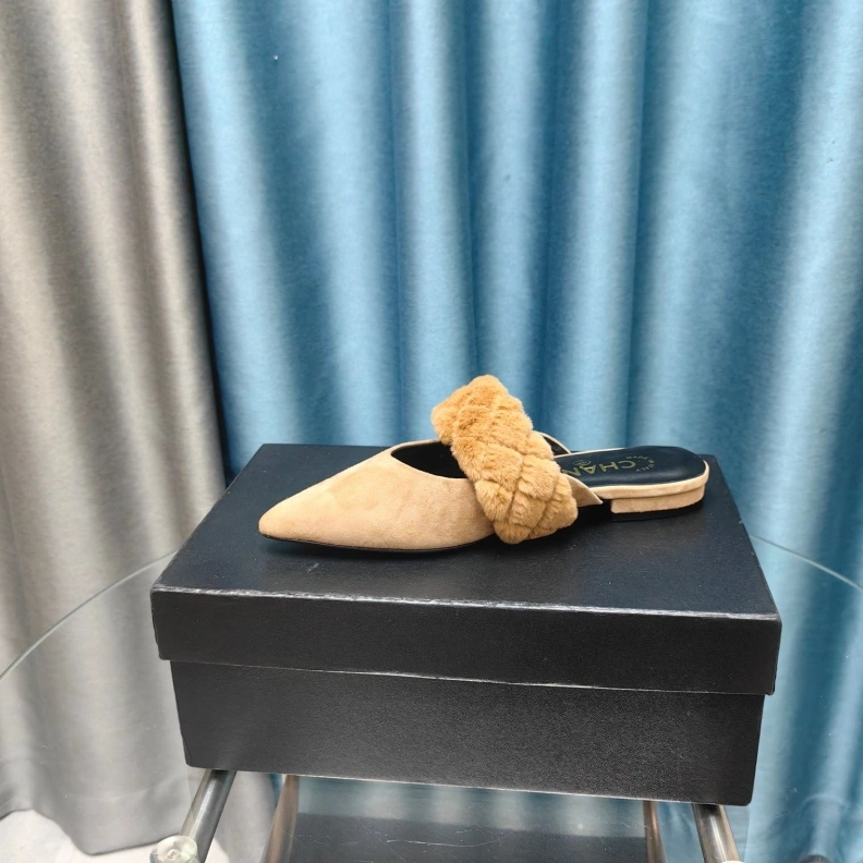 Versatile Chxnxl Slippers 123377