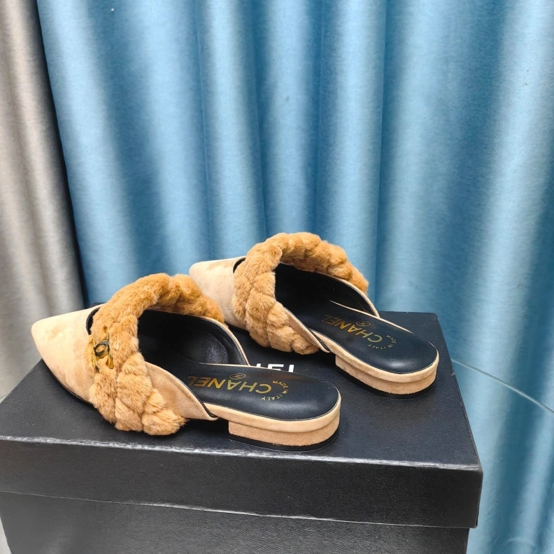 Versatile Chxnxl Slippers 123377