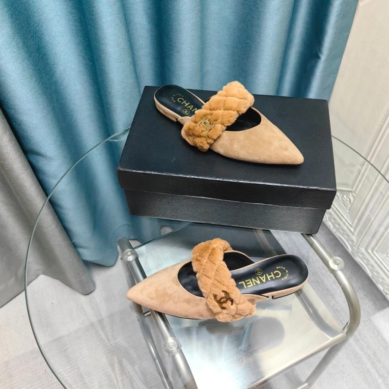 Versatile Chxnxl Slippers 123377