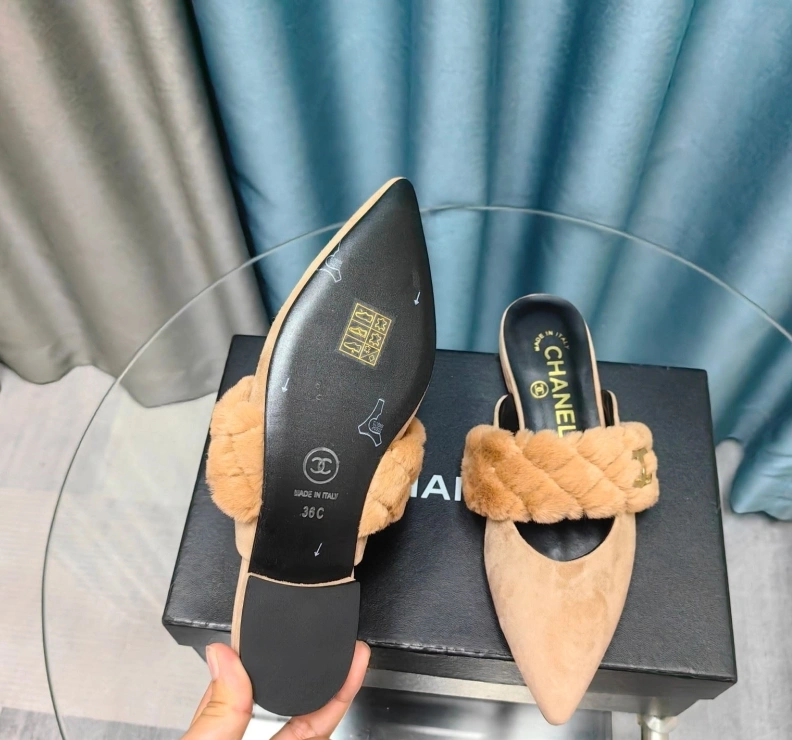 Versatile Chxnxl Slippers 123377