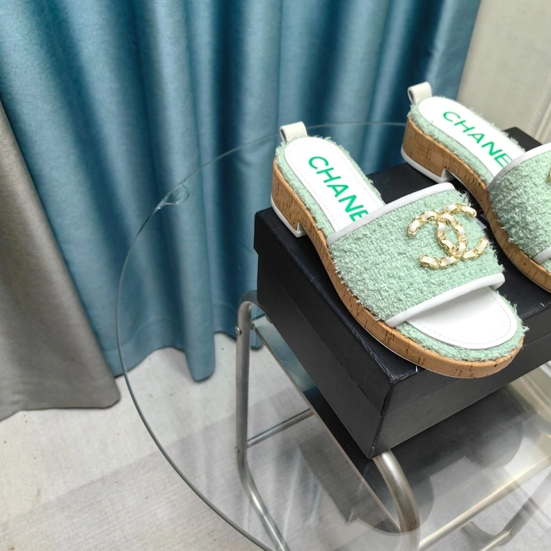 WellDesigned Chxnxl Slippers 123369
