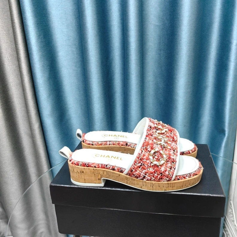 Versatile Chxnxl Slippers 123362