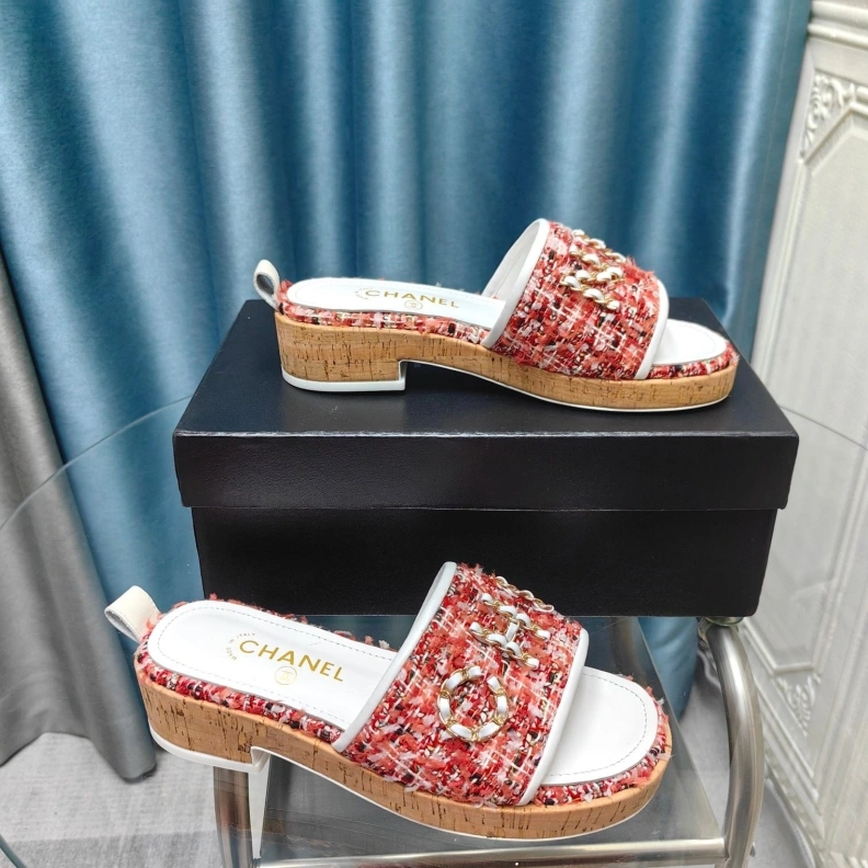 Versatile Chxnxl Slippers 123362