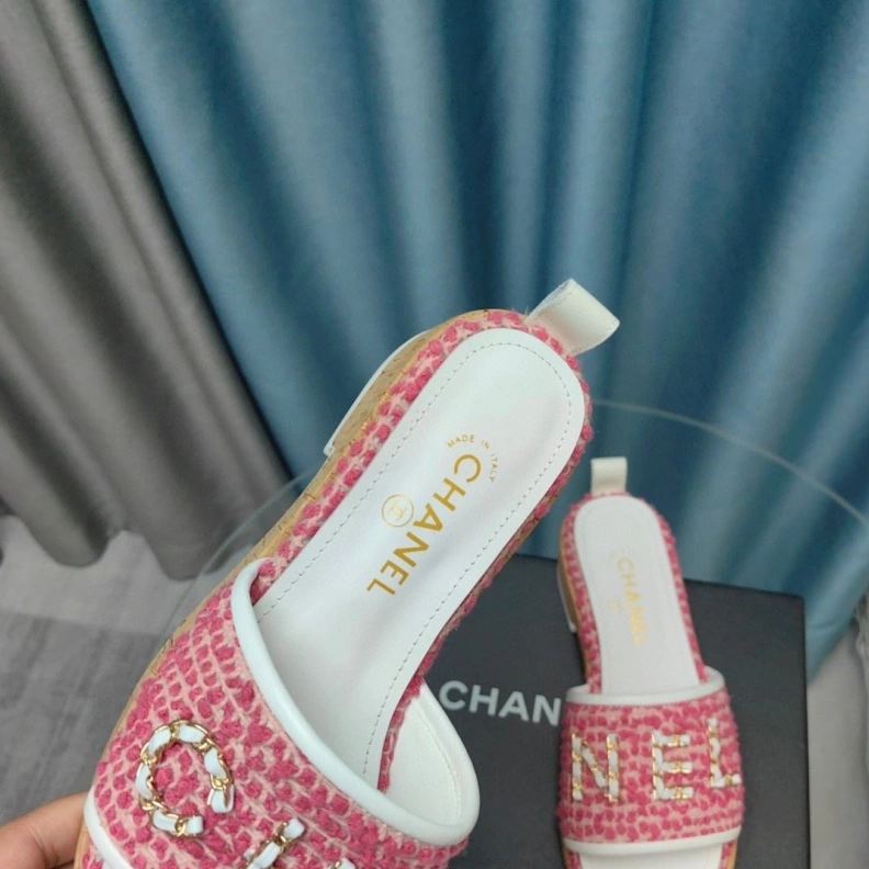 Unique Chxnxl Slippers 123358