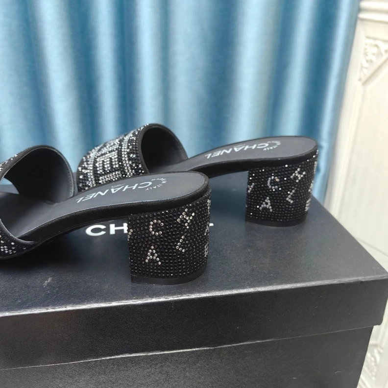 Resilient Chxnxl Slippers 123349