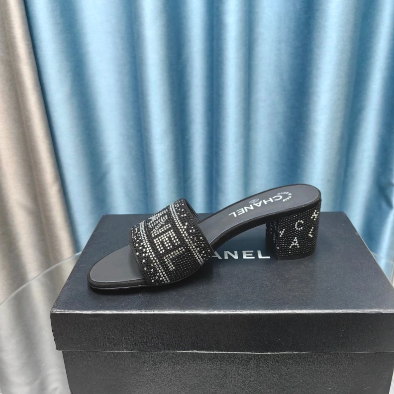 Resilient Chxnxl Slippers 123349