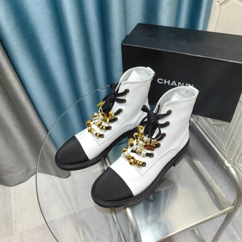 Versatile Chxnxl Boots 123879